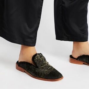 Free People Butterfly Effect Velvet Jacquard Lined Mules size 5.5-6/EU36 EUC